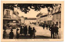 65 - Hautes Pyrénées / VIC-BIGORRE -- La Place De La République. - Vic Sur Bigorre