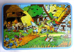 BOITE EN METAL Fer Blanc ASTERIX - Plumier Le Village Gaulois - Art De La Table