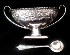 1859 ATKIN BROTHERS - SILVER SALT DISH AND SPOON - Argenteria