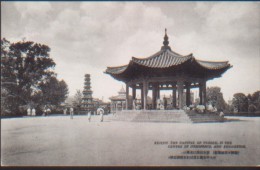 KOREA NORD POSTCARD KEIZYO.THE CAPITAL, OF TYOSEN, IS THE CENTRE OF COMMERGE, AND EDUCATION. - Korea (Nord)