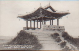 KOREA NORD POSTCARD THE GRAND SIGHT OF THE BEAUTIFULLY PAINTED SAISHO HALL ON THE TOP OF BOTANDAI HILL.HEIJO - Korea (Nord)