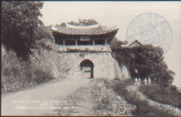 KOREA NORD POSTCARD THE VIEW OF TENKIN GATE SOARING HIGH UP AMONG THE THICK FOREST,HEIJO - Corée Du Nord