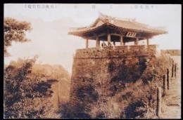 KOREA NORD POSTCARD VIEW OF THE FAMUS PLACE,HEIJYO. - Korea (Noord)