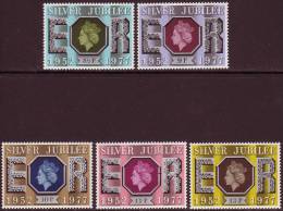 Grande-Bretagne - Y&T  829 à 832 (SG 1033 à 1037) ** (MNH) - Silver Jubilee - Unused Stamps