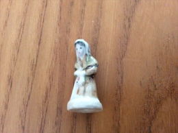 Fève "femme, Robe Marron, Châle Vert Et Beige" - Santons