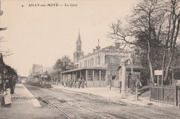 AILLY SUR NOYE - LE TRAIN ARRIVANT EN GARE - BELLE CARTE ANIMEE -  TOP !!! - Ailly Sur Noye