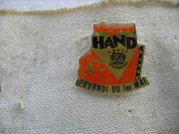 Delcampe - Pin´s Dingue De Hand! Tournoi Du 1er Mai Avec L'ASPTT De STRASBOURG - Handbal