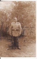 Carte Postale Photo Militaire Soldat En Tenue Casque à Pointe-Baïonnette-Fusil-Ceinturon - Uniformen