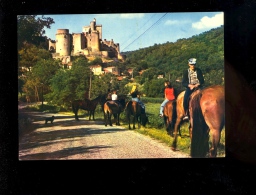 FUMEL Lot Et Garonne 47 : Promenade à Cheval Devant Le Chateau Fort De BONAGUIL Construit De 1480 à 1520 - Fumel