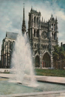 AMIENS   Somme   JEUX D'EAU DEVANT LA  CATHEDRALE    CPM - Amiens