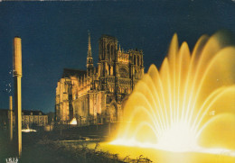 AMIENS   Somme    LA  CATHEDRALE  ILLUMINATIONS  LE JET D'EAU   CPM - Amiens