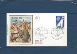 France CARTE MAX. ENVELOPPE 1er JOUR AIDE FAMILIALE RURALE ANGERS   5/6/71  Val YT : 1,50 € - Non Classés