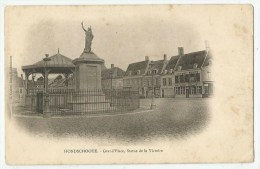 HONDSHOOTE  (59.Nord) Grand'Place - Statue De La Victoire - Hondshoote