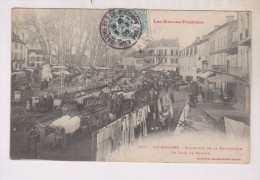 CPA DPT 65 VIC SUR BIGORRE, BD DE LA REPUBLIQUE UN JOUR DE MARCHE En 1906!! - Vic Sur Bigorre