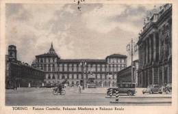 03929 "TORINO - PIAZZA CASTELLO, PALAZZO MADAMA E PALAZZO REALE" ANIMATA.  AUTO '30/'40. CART. ILL.  ORIG. SPEDITA 1939. - Piazze