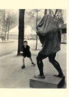 Le Boxeur Aveugle, Paris 1953, Photo De Robert Doisneau, Garçon Avec Patins à Roulettes (15-2678) - Doisneau