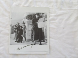 PHOTO De Magazine Dédicacé Reproduite De FRED MACMURRAY Dans Le Film 13 Heures Dans L Air - Signed Photographs