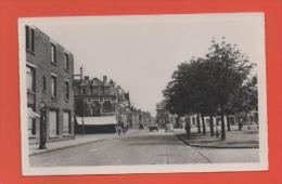 MERVILLE 59 LA  PLACE ET RUE DE BETHUNE  N°8  CARTE PHOTO REANT  NEUVE VOIR SCAN POUR ETAT - Merville