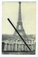 Carte Les Petits Chanteurs De Saint Roch-Filiale Des Petits Chanteurs A La Croix De Bois - Devant La Tour Eiffel - Paris - Tour Eiffel