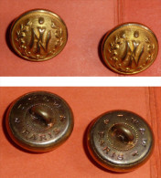 Rare Lot 2 Boutons En Laiton Embouti, Militaria Ou Autre, Monogrammes Lettres I.N Institution NI Bouton Couronne Laurier - Bottoni