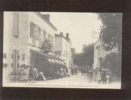 47 Castelmoron Sur Lot Route Départementale Vers La Place édit. Seune N° 2 Très Animée Café , Cachet Militaire - Castelmoron