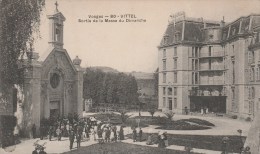 VITTEL (Vosges) - Sortie De La Messe Du Dimanche - Très Animée - Contrexeville