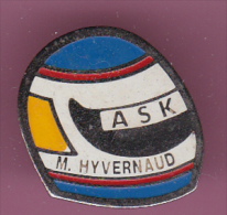 46631- Pin's.Rallye Automobile.Casques.F1.ASK.M.Hyvernaud.. - Rally