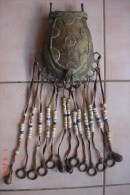 Porte-amulettes De Case En Bronze Avec Lanières De Cuir ,perles Et Grelots.poids:1,4kgs.Hauteur étui:22cms Largeur:17cms - Afrikanische Kunst