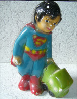 Superboy - DC Comic - Siegel - Tirelire Dans Son Jus, Quelque Manques De Couleurs - Figurines En Plastique