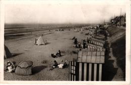 BRAY DUNES ,VUE SUR LA PLAGE ,CABINES ,ESTIVANTS REF 44698 - Bray-Dunes