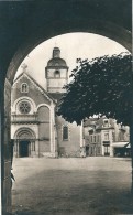 ARUDY  (  64  )        La  Place  De   L' Eglise   Et  L'Eglise                -  Carte  S.m  - - Arudy