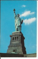 Carte Postale  Etats Unis  : Statue Of Liberty Island In New York  Bay 1961 - Statue De La Liberté