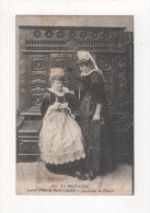 Carte Postale BRETAGNE JEUNE FILLE DE BANNALEC BRETONNE Lettre Du Fiancé COSTUME BRETON  FILLETTE TABLIER COIFFE - Bannalec