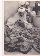 CPSM 10X15 . Le MAROC Artistique . Sur Le Souk- Marchand De Babouches (Gros Plan ) - Other & Unclassified