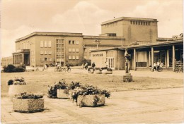 BITTERFELD - Kulturpalast "Wilhelm Pieck" Und Einkaufszentrum - Circulé Avec Timbres, 2 Scans - Bitterfeld