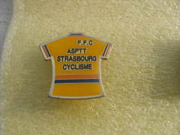 Pin´s Velo, Cyclisme: Maillot Jaune Du Club De L´ASPTT Strasbourg Cyclisme. FFC - Cyclisme