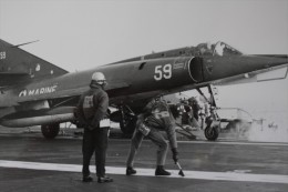 21-12-1979-ARCHIVE MILITAIRE REPORTAGE PHOTOGRAPHIQUE PHOTO PORTE-AVION"FOCH"MER-MANOEUVRE-APPONTAGE>AVION CHASSE MARINE - Bateaux