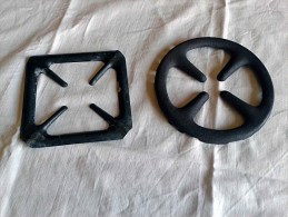 Da Eredità Familiare: Due Riduzioni Per Fornello Cucina Molto Antiche Oltre Il Vintage - Bottle Openers