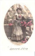 Portrait D´une Très Jolie Demoiselle-Femme-Marchande De Fleurs-1910-Bonne Fête-Très Belle Carte Postale En Relief (scan) - Femmes