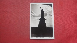 New York> New York City > Statue Of Liberty  Silhouette  RPPC -ref 1956 - Statue De La Liberté