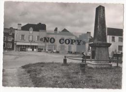 QUESTEMBERT  -  La Place GOMBAUD  Et Le Monument ALAIN LE GRAND - Questembert