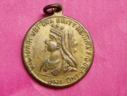 MEDAILLE  OU JETON  MYSTERE   VICTORIA  DEI GRA BRITT REDINA ...REVERS BLASON ANIMAUX EXOTIQUES ET INSCRIPTIONS INCONNUE - Non Classés