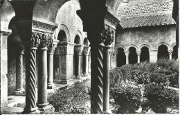 CP ELNE (66), Le Cloître : Galerie Des Colonnades - Elne