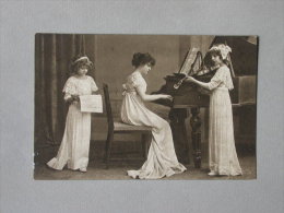 Ref 4703 CPA  Enfants Jouant Des Instruments De Musique, Violon, Piano, Partition. Serie Nr. 2761. W. R.B. Et Co., Vienn - Verzamelingen & Reeksen