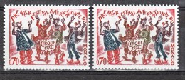 Monaco  977 Variété Inscription Et Costumes Rouge Et Brunes Le Cirque  Neuf ** TB  MNH Sin Charnela - Abarten