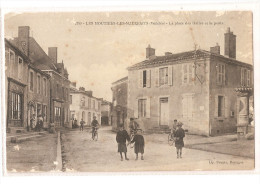 Vendée - 85 - Les Moutiers Les Mauxfaits - La Place Des Halles Animée Et La Poste - Other & Unclassified