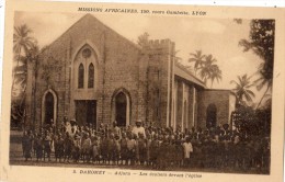 BENIN (DAHOMEY) ADJARA LES ECOLIERS DEVANT L'EGLISE - Benin