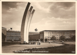 Berlin Tempelhof - S/w Luftbrücken Denkmal 3 - Tempelhof