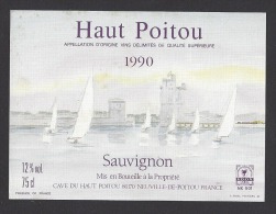 Etiquette De Vin Haut Poitou 1990  -  Sauvignon  -  Thème Voiliers à La Rochelle - Segelboote & -schiffe