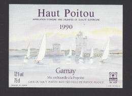 Etiquette De Vin Haut Poitou 1990    -  Gamay  -  Thème Voiliers à La Rochelle - Bateaux à Voile & Voiliers